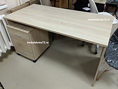 Комплект офисной мебели Референт №141 включает широкий рабочий стол и офисную подкатную тумбу на колёсах.